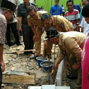 Bedah Rumah , Walikota Depok Lakukan Peletakan Batu Pertama