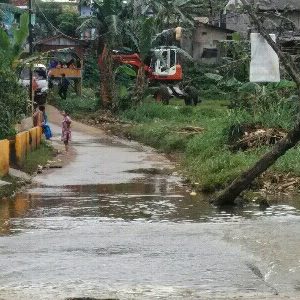 DPUPR Terjunkan Satu Tim Satgas Banjir Bersihkan Kali Pesangrahan
