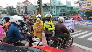 Polwan Polresta Depok Bersama Bunda Elly Bagikan Masker Peringati Hari Ibu