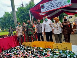 Cipkon Jelang Tahun Baru, Satpol PP Musnahkan Minuman Beralkohol