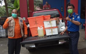 Damkar & Penyelamatan Depok Berikan Bantuan Logistik Korban Banjir dan Longsor