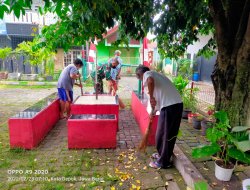 Babinsa Mekarjaya Lakukan Karya Bakti Kampung Pancasila
