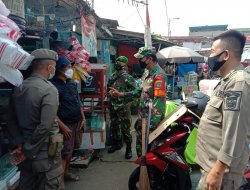 Babinsa Jatimulya dan Tiga Pilar Door To Door Laksanakan Penegakan Prokes Pasar Pucung