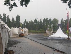 Hujan Deras Angin Kencang Beberapa Tenda dan Stand di Acara Lebaran Depok Roboh, Acaranya Tetap Berjalan