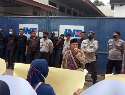 Aliansi Masyarakat Depok Bersatu Demo JNE Express Tirtajaya