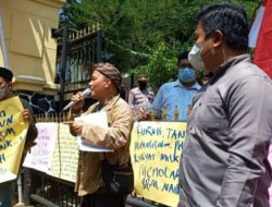 Belasan Warga Gerudug Gedung DPRD Depok Minta Harga BBM Turun