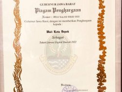 Ridwan Kamil Anugerahi Wali Kota Depok Tokoh Literasi Digital Daerah