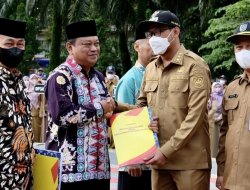 Wakil Walikota Depok Serahkan SK Purnabakti 5 ASN