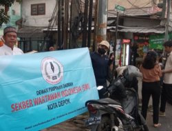 Sekber Depok Berbagi Takjil Kepada Masyarakat Jelang Berbuka