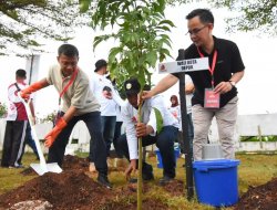 Asisten Ekbang Pemkot Depok Tanam Pohon di Kawasan Pantai Losari
