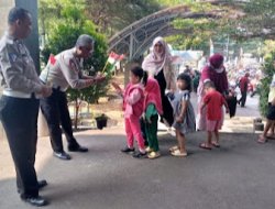 Samsat Depok Berikan Bendera & Susu Kepada Anak Wajib Pajak