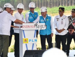 Presiden Jokowi Letakkan Batu Pertama Pembangunan PLTS PLN 50 MW di IKN