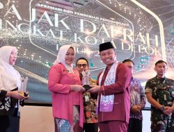 Sekda Supian Suri Berikan Penghargaan Kepada Sejumlah WP Teladan