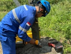 PLN Perbaiki Titik Sambungan Grounding Kaki Tower 91 Saketi – Rangkas