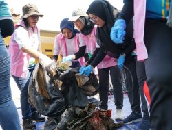 Hari Lingkungan Hidup, Srikandi PLN Pilah Sampah Sungai KCB