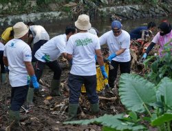 Selamatkan Bumi dari Krisis Iklim, PLN UIT JBB Gelar Aksi Bersihkan Sungai