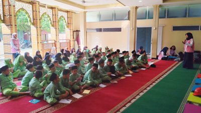 Peringati Hari Anak Nasional, Srikandi PLN UIT JBB Goes To School