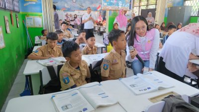 Srikandi PLN UIT JBB Tutup Roadshow Goes To School di SDN 5 Cipete