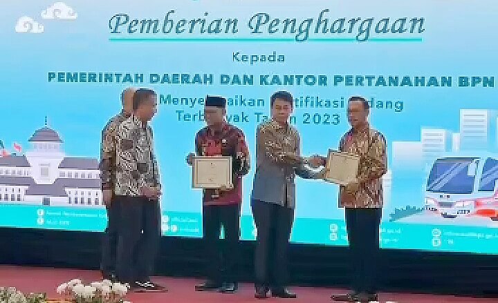 Sertifikasi BMD Terbanyak, KPK Ganjar BPN Depok Piagam Penghargaan