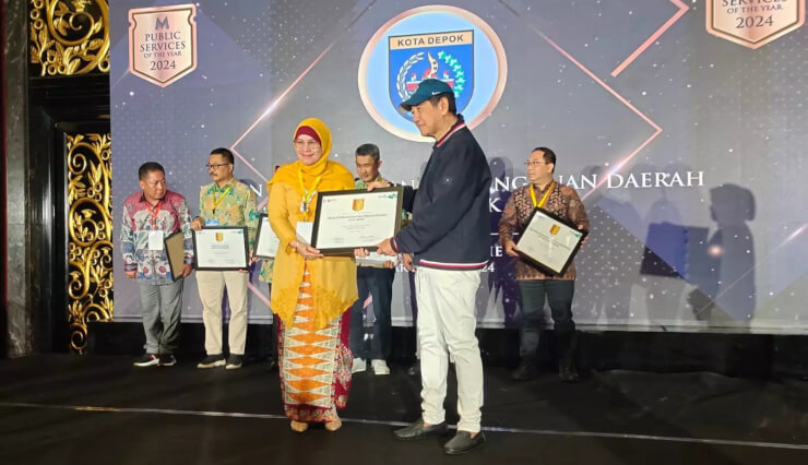 Disdukcapil Depok Dapat Penghargaan Public Service of The Year Jabar Banten