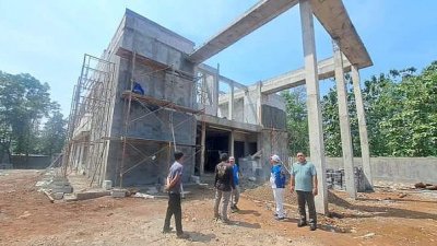 Camat Bojongsari Tinjau Progres Pembangunan Kantor Kelurahan Dumek