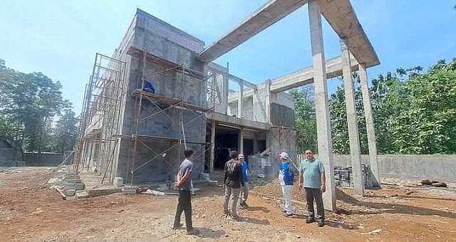 Camat Bojongsari Tinjau Progres Pembangunan Kantor Kelurahan Dumek