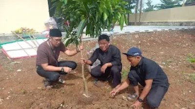 Tanami Pohon, Plt Lurah Dumek Ingin Kantor Kelurahan Hijau & Asri