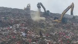 TPA Cipayung Tabur Pasir Zeolit Kurangi Sebaran Bau Sampah