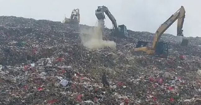 TPA Cipayung Tabur Pasir Zeolit Kurangi Sebaran Bau Sampah