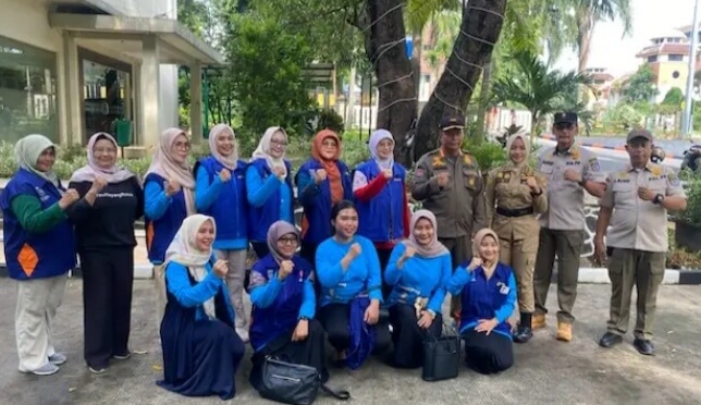 Dinkes & Satpol PP Depok Turunkan Spanduk Iklan Rokok di Warung