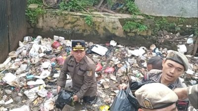 Bersama Satpol PP, Walikota Depok Bersihkan Sampah di KCT Balaikota