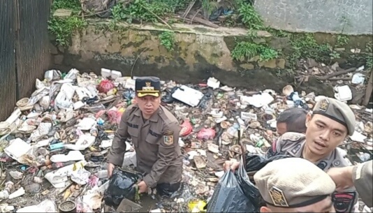 Bersama Satpol PP, Walikota Depok Bersihkan Sampah di KCT Balaikota