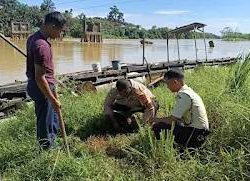 Bripka Wawan Tanam Pohon di Pinggir Sungai Kampar