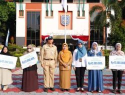 Pj Sekda Depok Serahkan Santunan Kematian Pekerja Rentan
