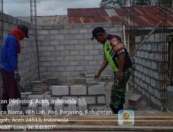 Babinsa Kodim Ateng Sertu Tugiman Bantu Bangun Rumah Warga Wihlah