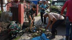 Dandim 0402/OKI-OI Terjun Langsung Bersihkan Saluran Air & Bahu Jalan