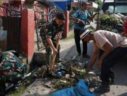 Dandim 0402/OKI-OI Terjun Langsung Bersihkan Saluran Air & Bahu Jalan