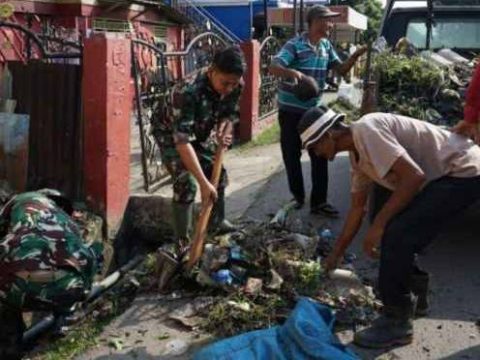 Dandim 0402/OKI-OI Terjun Langsung Bersihkan Saluran Air & Bahu Jalan