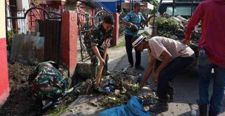 Dandim 0402/OKI-OI Terjun Langsung Bersihkan Saluran Air & Bahu Jalan