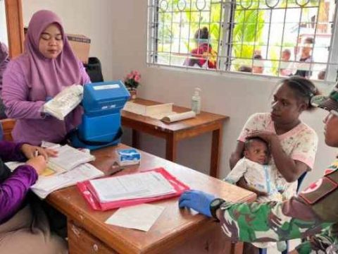 Satgas Yonif 131/Brajasakti Berikan Layanan Kesehatan Gratis Bagi Warga Distrik Muara Tami