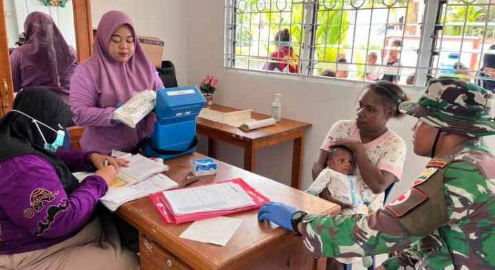 Satgas Yonif 131/Brajasakti Berikan Layanan Kesehatan Gratis Bagi Warga Distrik Muara Tami