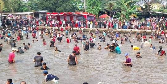 Gapura Jalan masuk acara ngubek Empang Lebaran Depok 2025 (foto: usa)