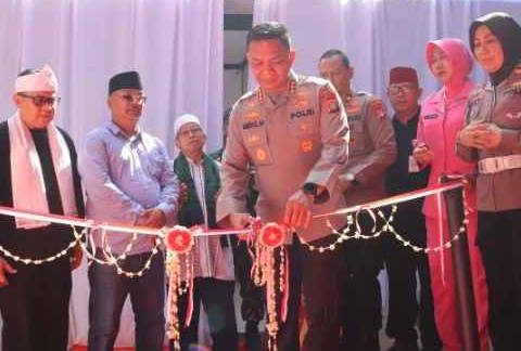 Kapolrestro Depok Resmikan Bedah Rumah Warga Dumek
