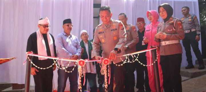 Kapolrestro Depok Resmikan Bedah Rumah Warga Dumek