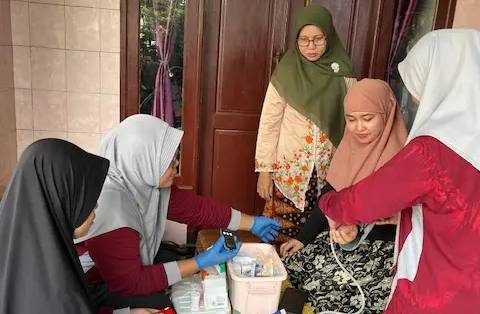 Lurah Cisalak Terjun Langsung Sweeping Lansia