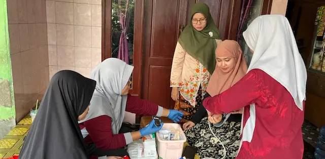 Lurah Cisalak Terjun Langsung Sweeping Lansia