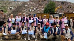 Srikandi UIT JBB Berbagi Berkah Idul Adha 1446 H Dengan Warga TPA Cipayung