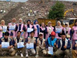 Srikandi UIT JBB Berbagi Berkah Idul Adha 1446 H Dengan Warga TPA Cipayung