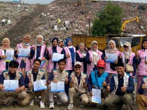 Srikandi UIT JBB Berbagi Berkah Idul Adha 1446 H Dengan Warga TPA Cipayung