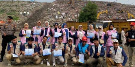 Srikandi UIT JBB Berbagi Berkah Idul Adha 1446 H Dengan Warga TPA Cipayung